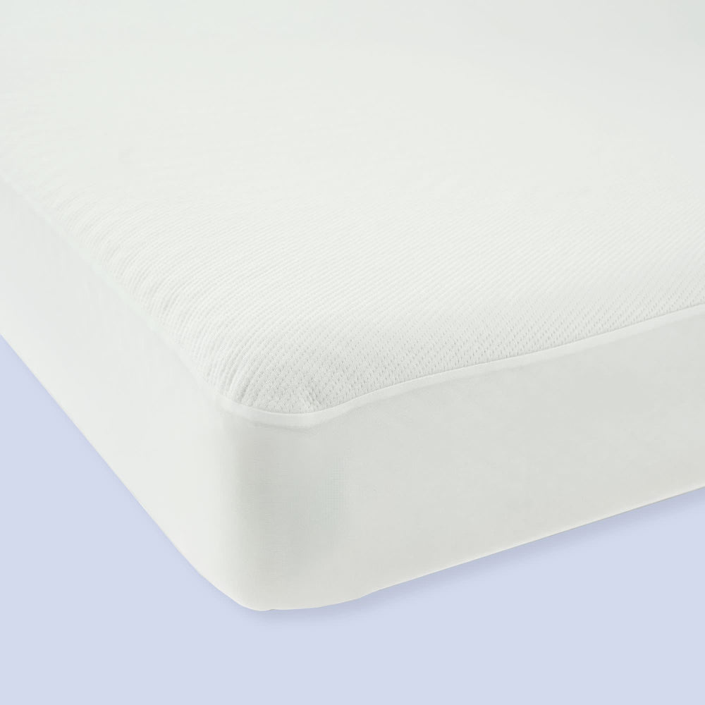 High-quality white mattress protector fitted sheet for bed comfort and protection.